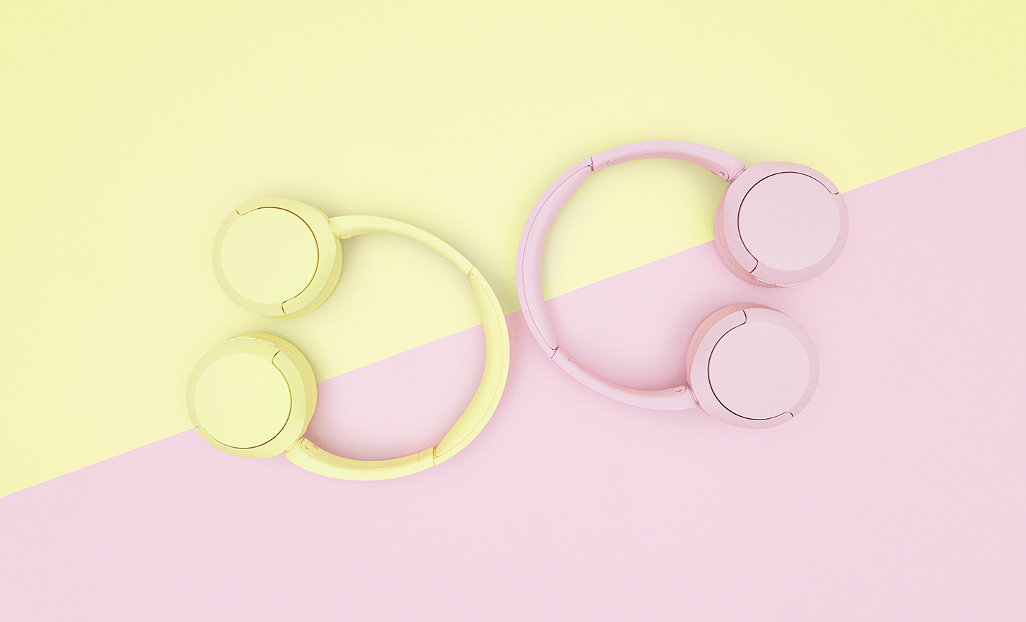 Unos auriculares WH-CH520 en rosa y amarillo de Sony en un fondo de dos tonos pastel.