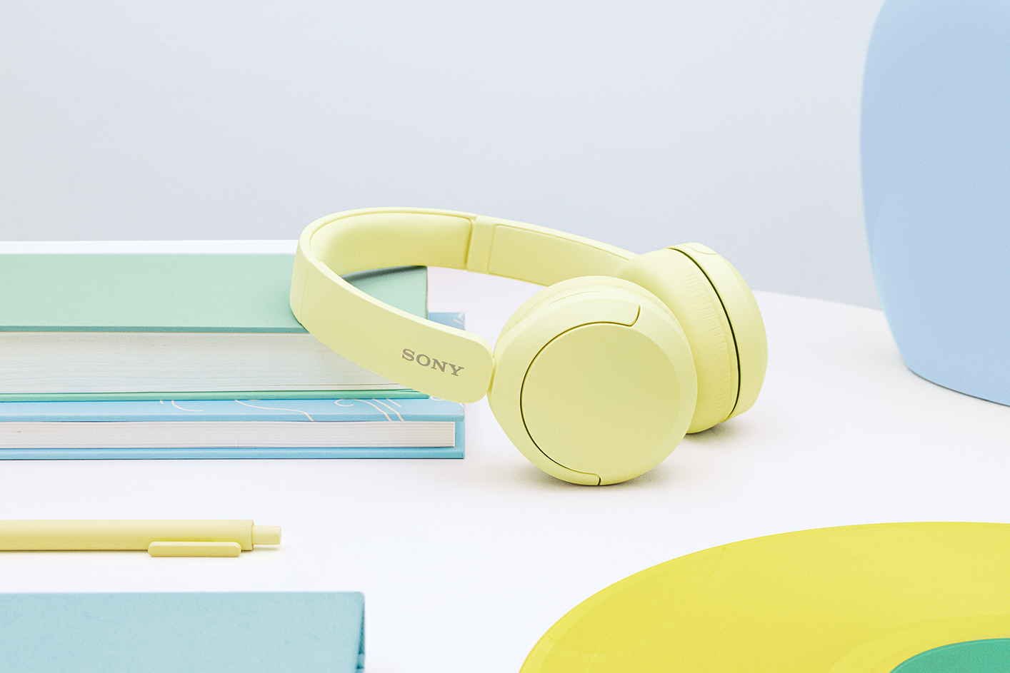 Unos auriculares WH-CH520 en amarillo de Sony en un escritorio.