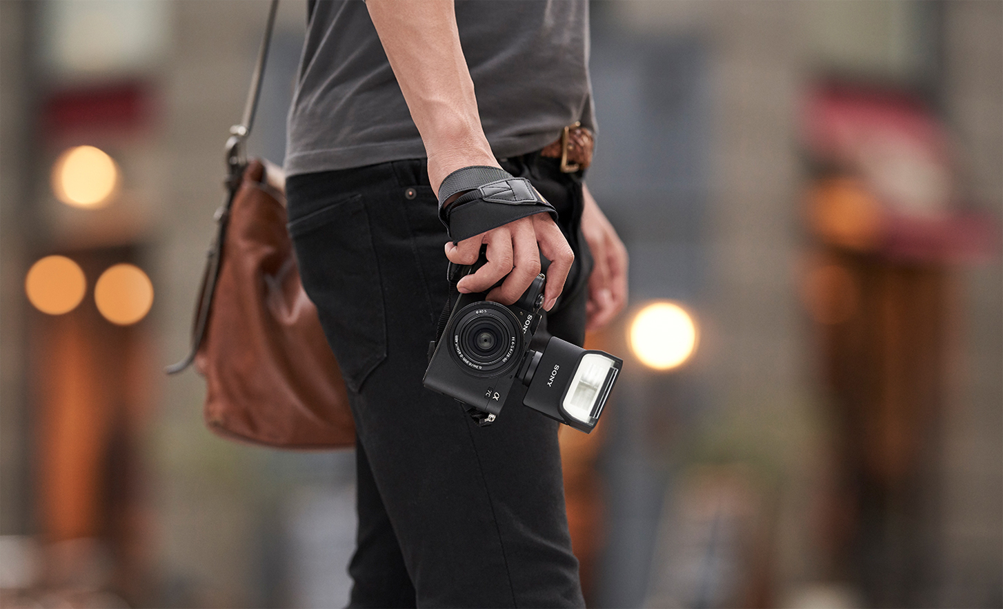 Imagen de alguien sosteniendo una cámara con un flash acoplado