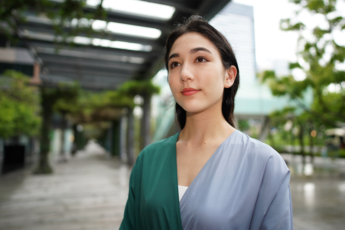 Imagen de ejemplo del retrato de una mujer en el exterior