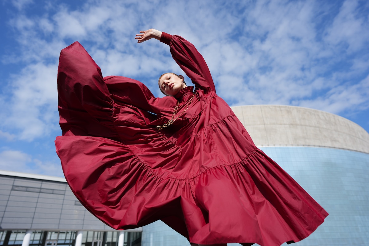 Imagen de muestra de un retrato de una mujer con un vestido rojo que baila elegantemente.