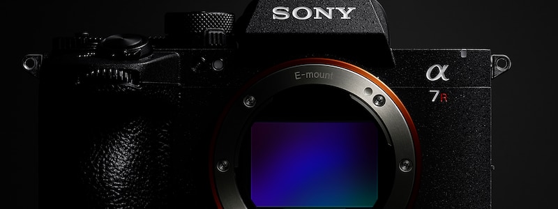 Imagen de producto del frontal de la α7R VI sin lente, que muestra el sensor de imagen.