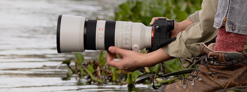 Imagen de uso de un fotógrafo que captura una foto junto al agua.