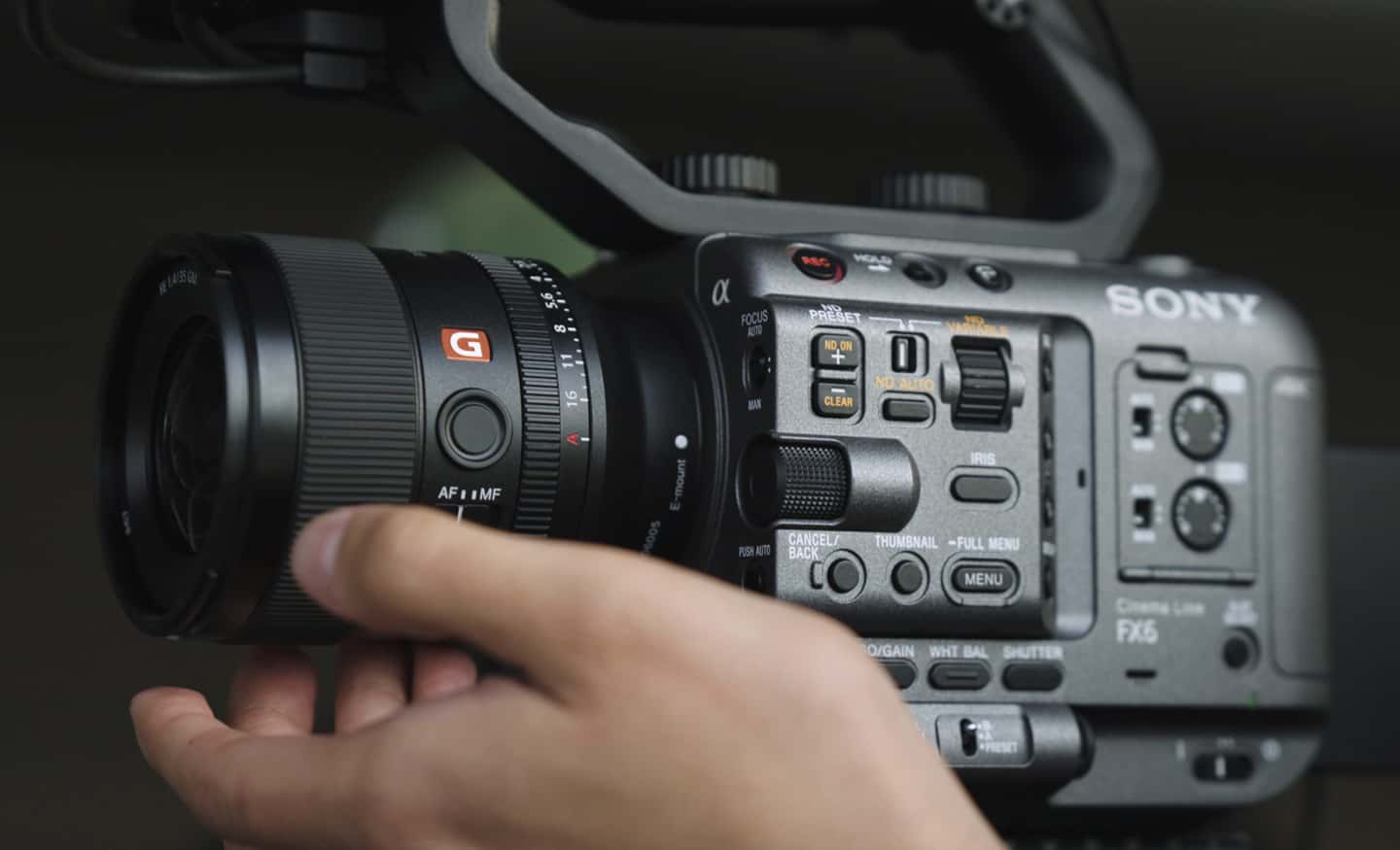 Foto en primer plano de la FX6 grabando