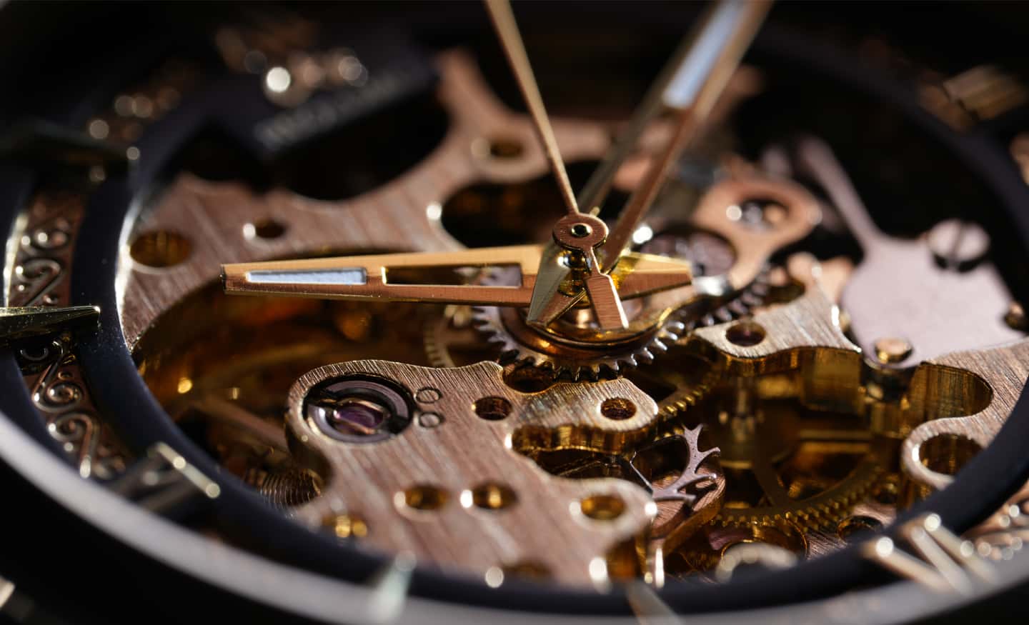 Fotografía en primer plano de las partes internas del reloj que muestra la resolución y bokeh