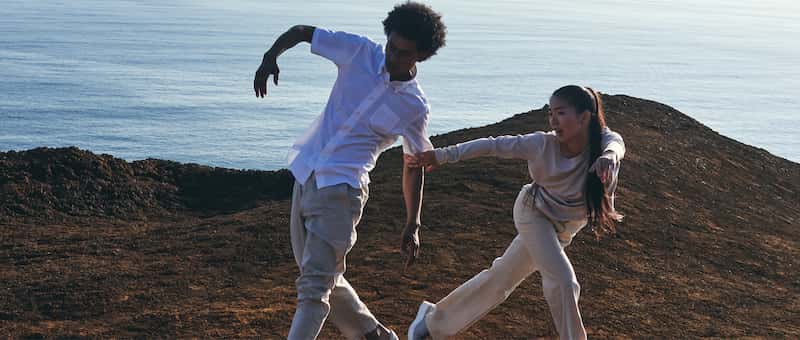 Imagen de ejemplo de un video en cámara lenta en la que se muestra a un hombre y una mujer bailando con el mar en el fondo