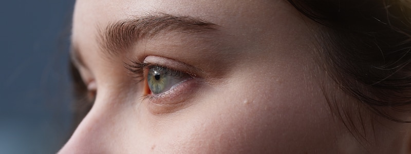 Imagen en primer plano del ojo de una mujer de perfil.
