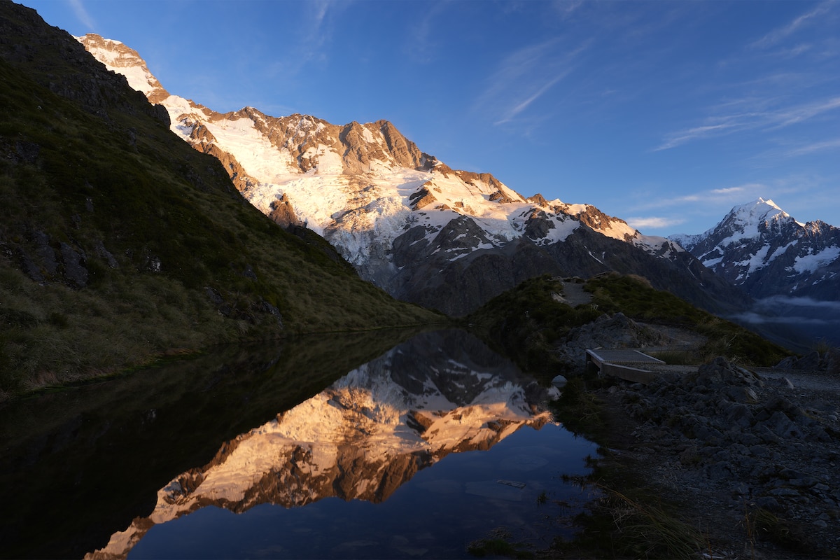 Imagen de ejemplo de montañas nevadas reflejadas en el agua que demuestra un amplio rango dinámico.