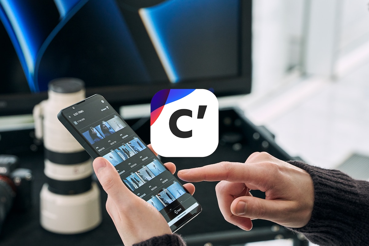 Imagen de uso de una persona que utiliza la Creators' App en un smartphone para seleccionar imágenes.